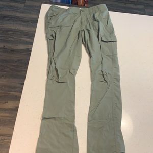 barely worn Columbia hiking advanced repellency pants. Pine green and size 6.